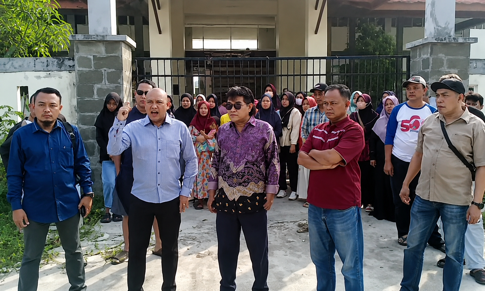 Warga Wanajaya Geruduk SMPN 5 Cibitung, Tolak Pengurangan Rombel: Khawatir Ratusan Calon Siswa Kehilangan Kesempatan Bersekolah