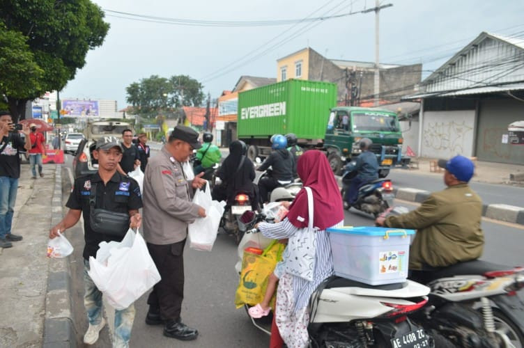 AOB Bersama Jajaran Polsek Tambun Selatan Berbagi Takjil Kepada Para Pengguna Jalan