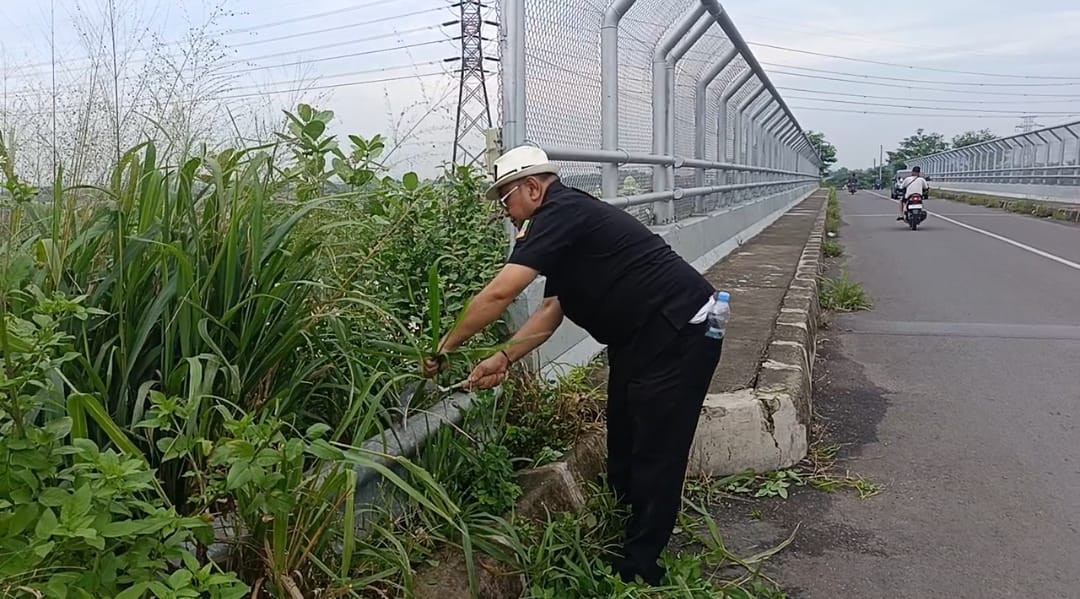 Kades Wanajaya Nurdin Kholik Barok Turun Langsung Pimpin Aksi Bersih-Bersih di Sepanjang Flyover Villa Mutiara
