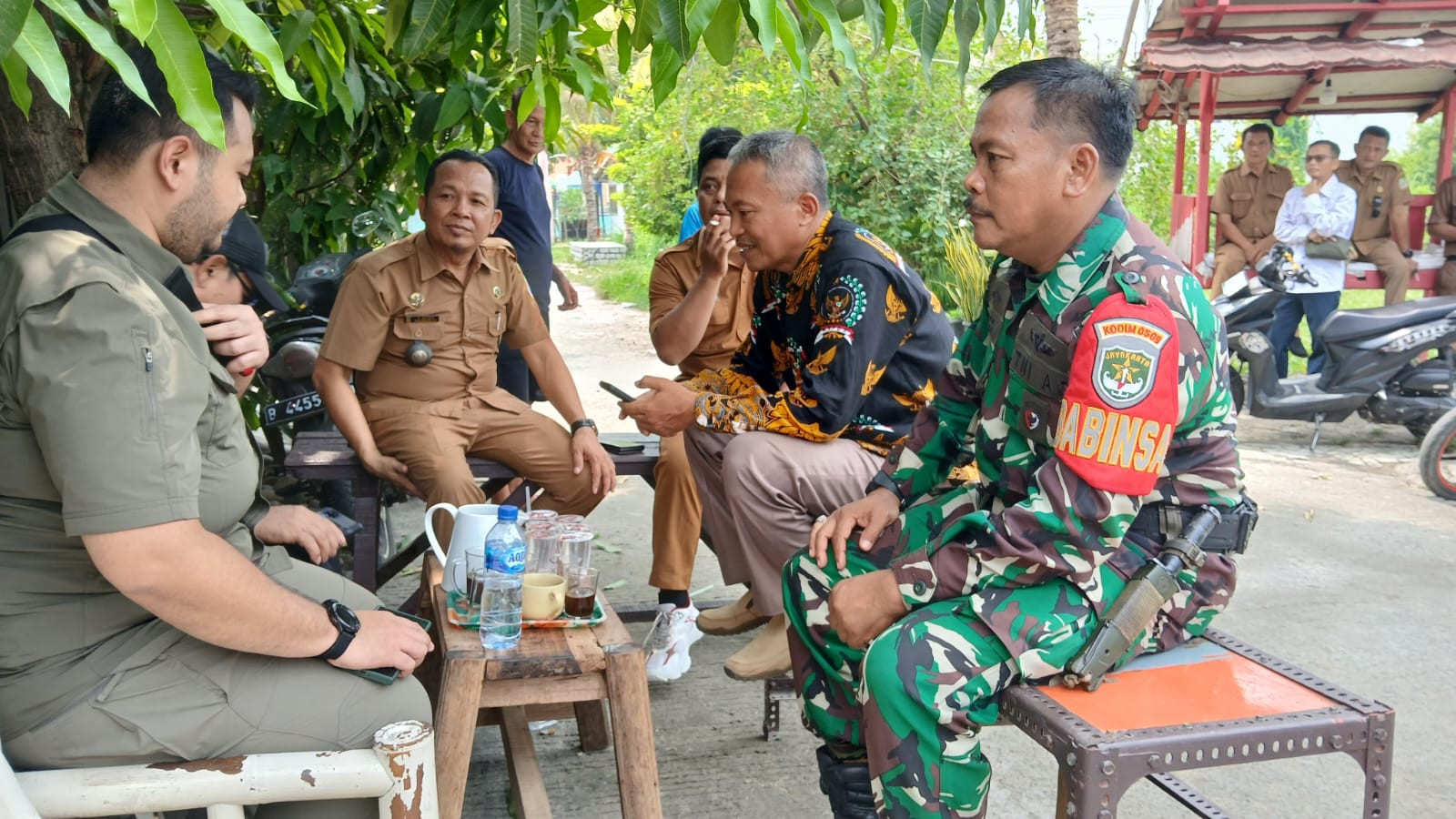 Serbuan Teritorial Babinsa Koramil 01/Tambun Melalui Komsos dengan Tokoh Masyarakat Satria Jaya