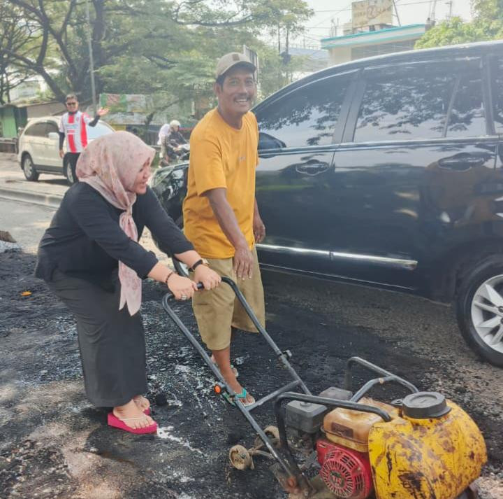 Kades Lambangsari Tinjau Langsung Perbaikan Jalan Berlubang