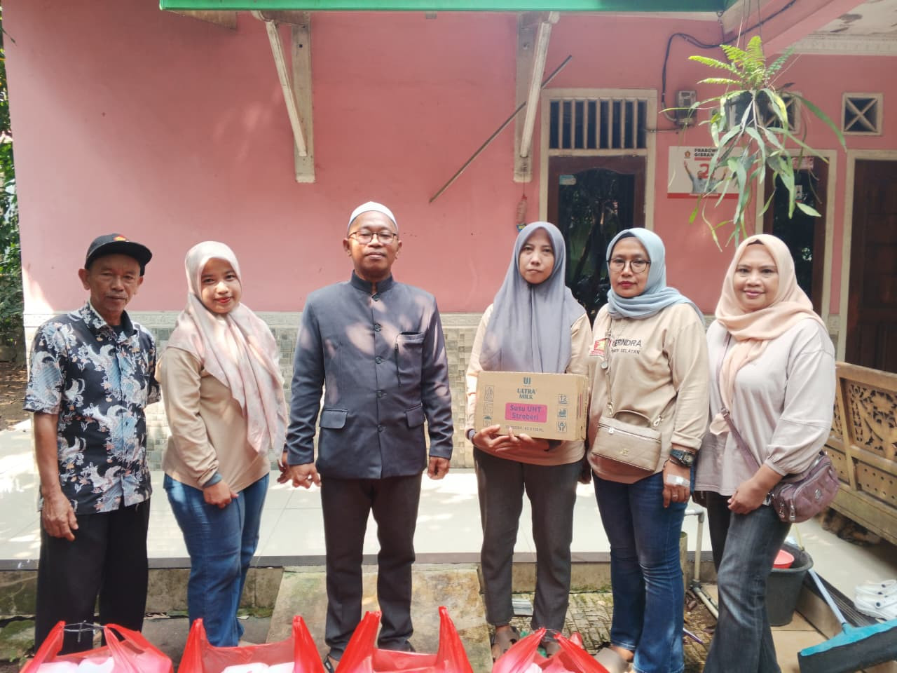 PAC Gerindra Tambun Selatan Bagikan 200 Paket Jumat Berkah di Pekopen
