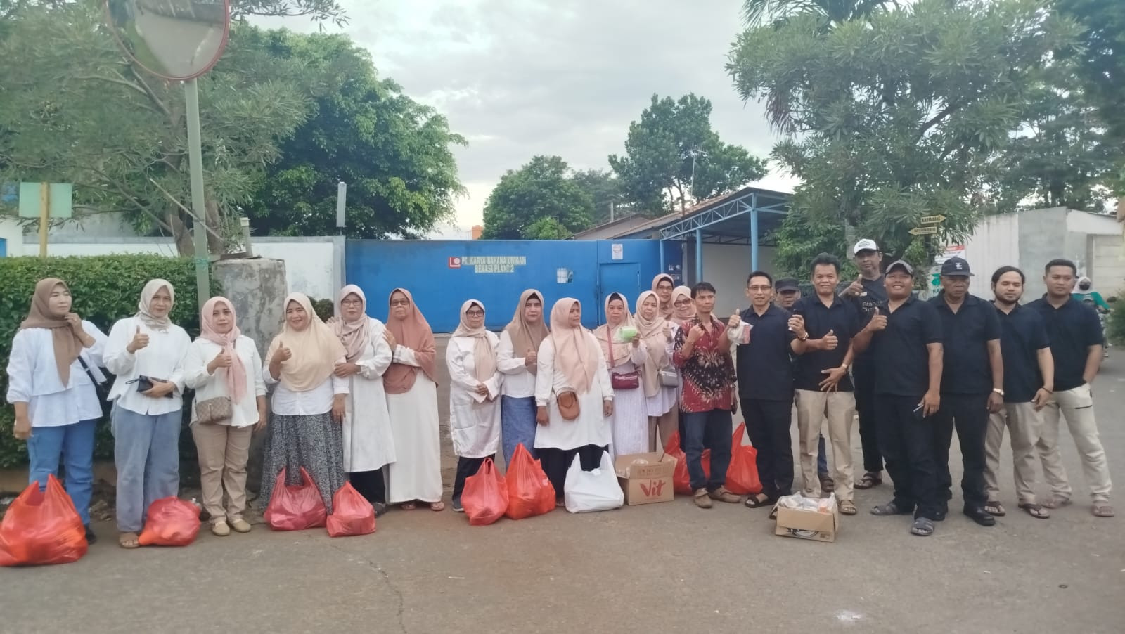 Hari ke 16 Ramadhan, AOB Berbagi Takjil Bersama KBL, GMT, dan Warga RW 05 Kp. Legon