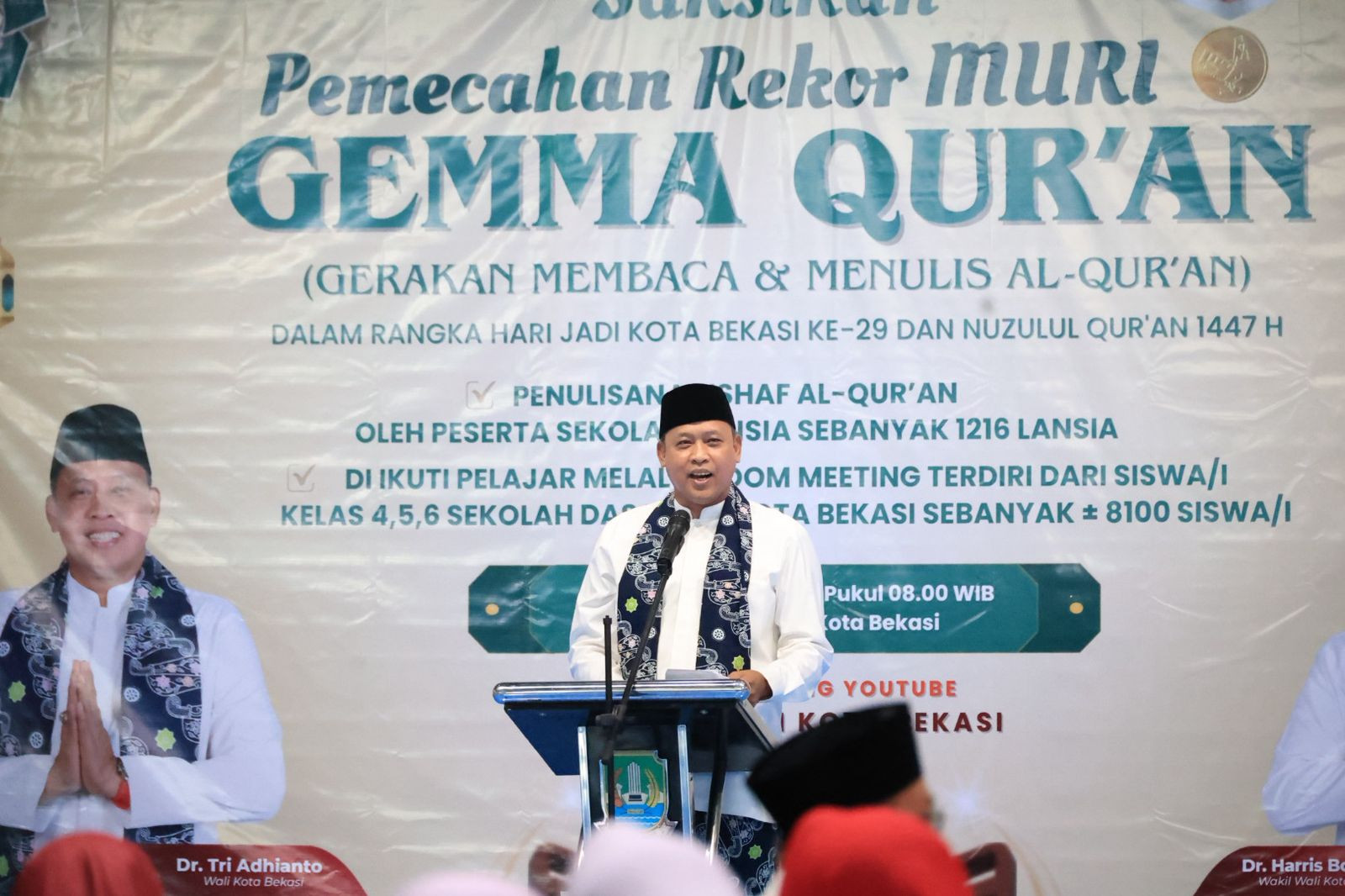 Bekasi Cetak Sejarah Religius: Ribuan Warga Tulis Mushaf Al-Qur’an, Tri Adhianto Raih Rekor MURI
