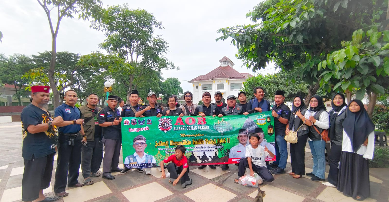Tim Media AOB Berbagi Takjil di Depan Museum Gedung Juang'45 Tambun