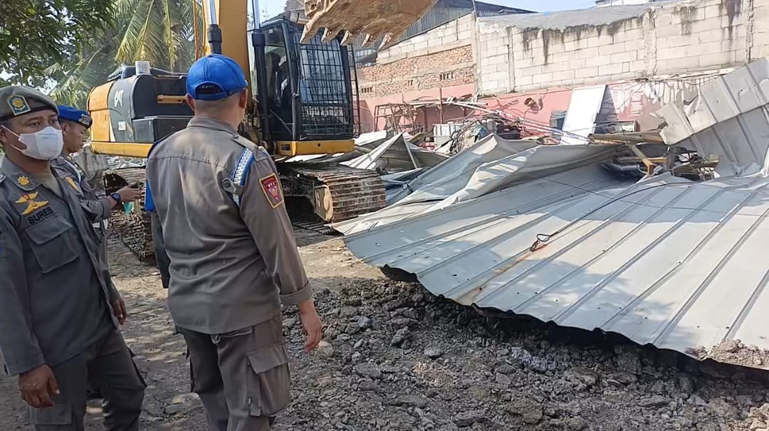 Satpol PP Bekasi Tertibkan Bangunan Liar Dukung Pembangunan Bendungan Serengseng Hilir