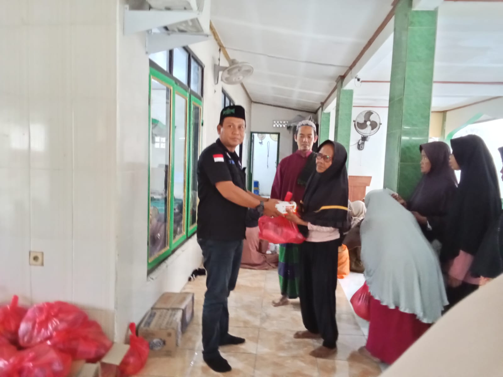 Aliansi Ormas Bekasi Salurkan Santunan Bagi Yatim dan Dhu'afa di Desa Lambangsari