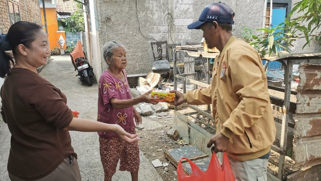 Gerindra Tambun Selatan Bagikan 200 Nasi Kotak dan Susu di Pekopen