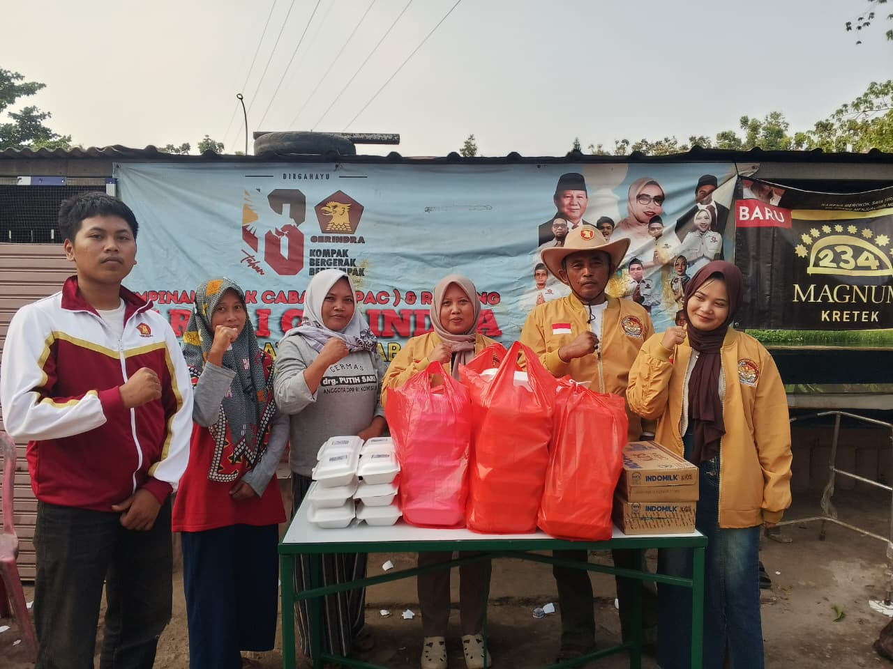 Gerindra Tambun Selatan Kembali Gelar Jumat Berkah, Bagikan 200 Paket Makanan untuk Warga Lambangsari