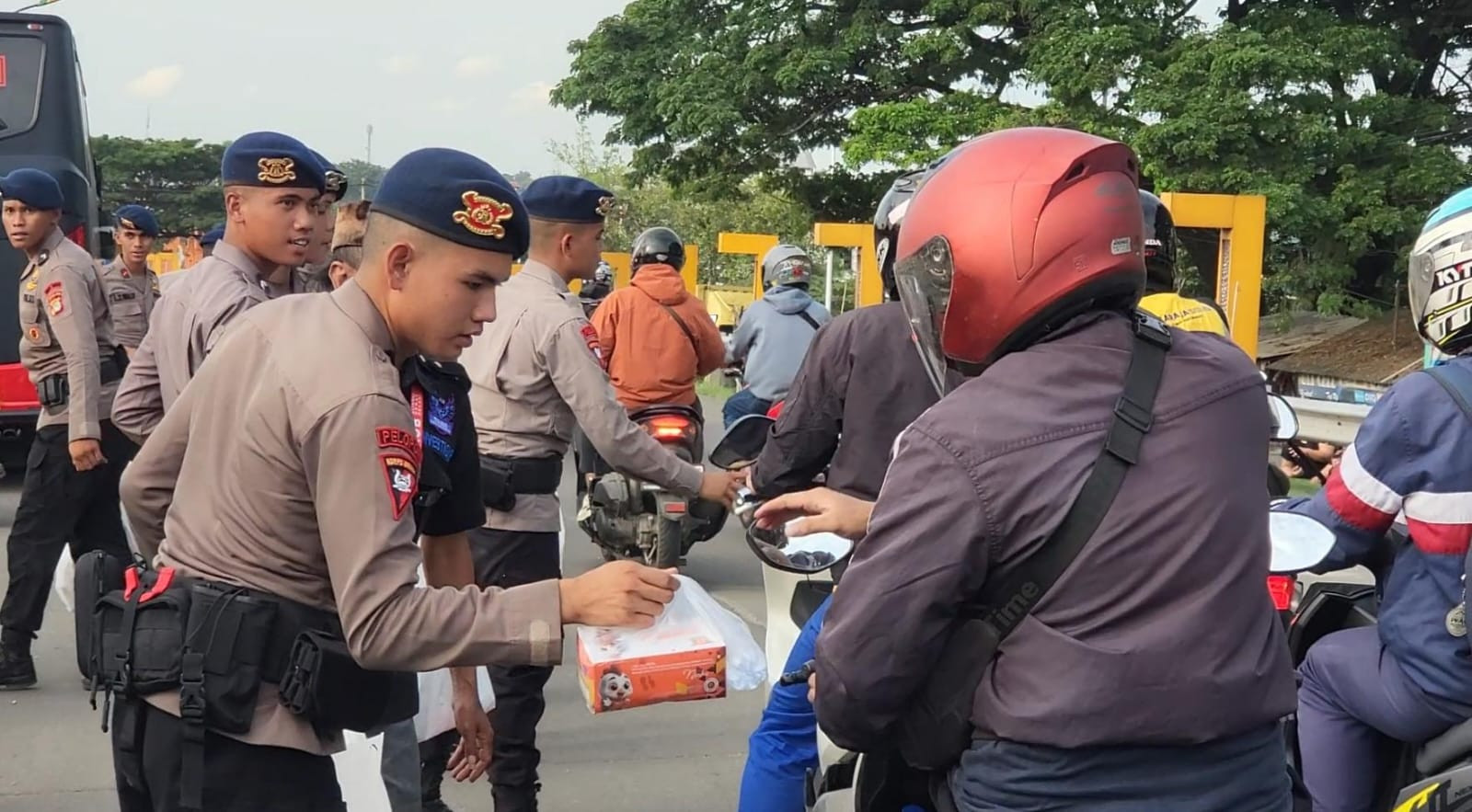 Aliansi Ormas Bekasi - Batalyon D Pelopor Satbrimob Polda Metro Jaya Bagikan Takjil ke Pengguna Jalan di Jembatan Tegal Danas