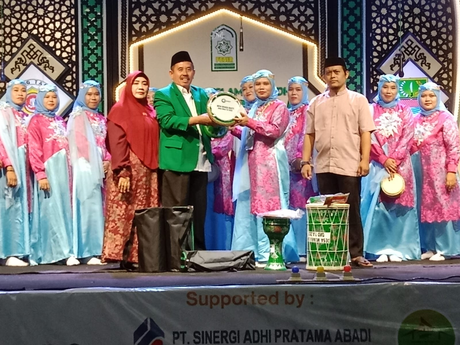 Jelang Idulfitri 1446 Hijriah, Kades Muara Bakti Salurkan Bantuan Kepada Masyarakat