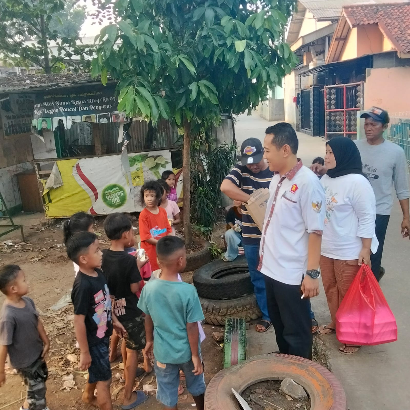 Gerindra Jatimulya Bagikan 200 Paket Makanan dan Susu dalam Program Jumat Berbagi