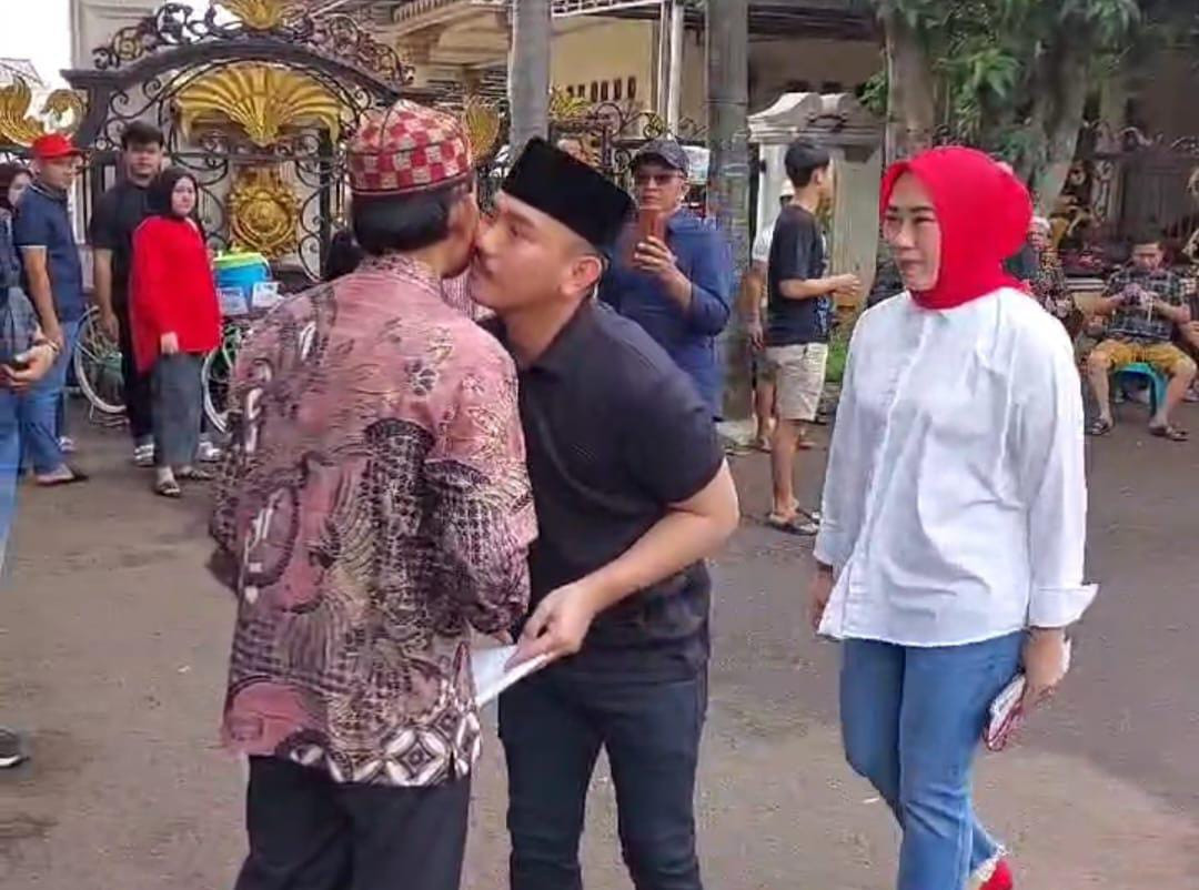 Sebelum ke TPS, Ade Koswara Kunang Sungkem dan Peluk Orang Tua