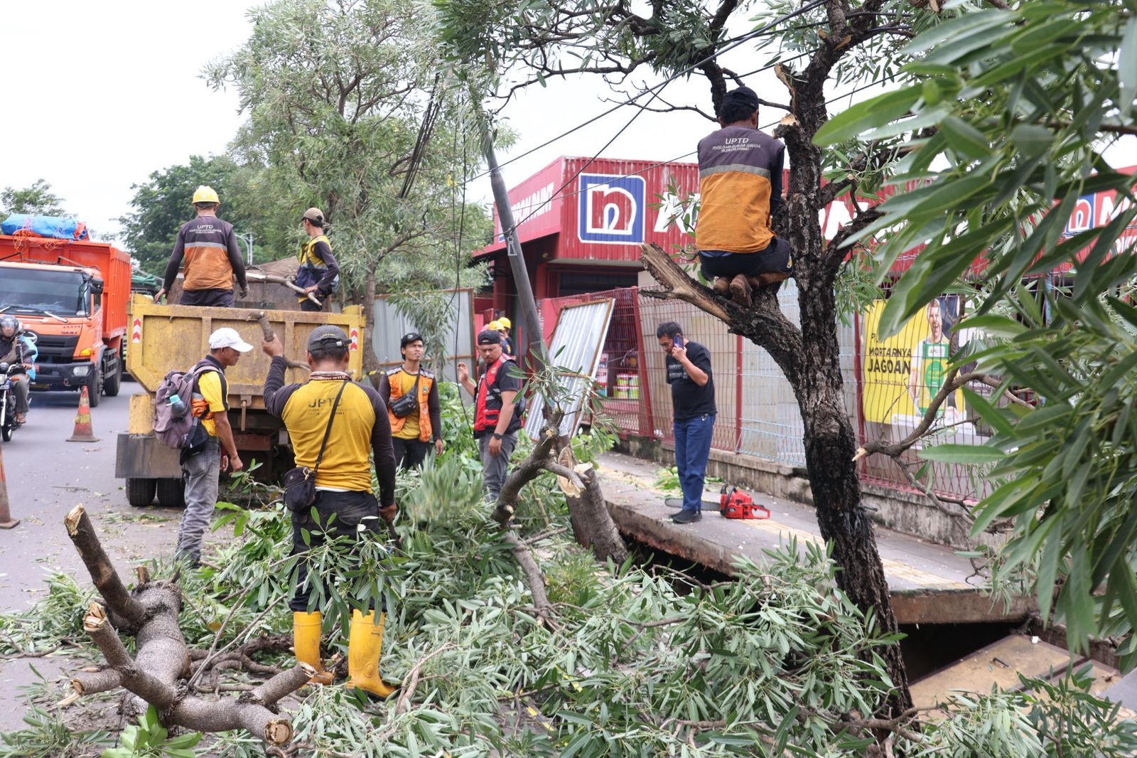 Wali Kota Bekasi Tinjau Jalan Narogong Amblas, Dorong Sinergi dengan Pemprov Jabar Demi Keselamatan Warga