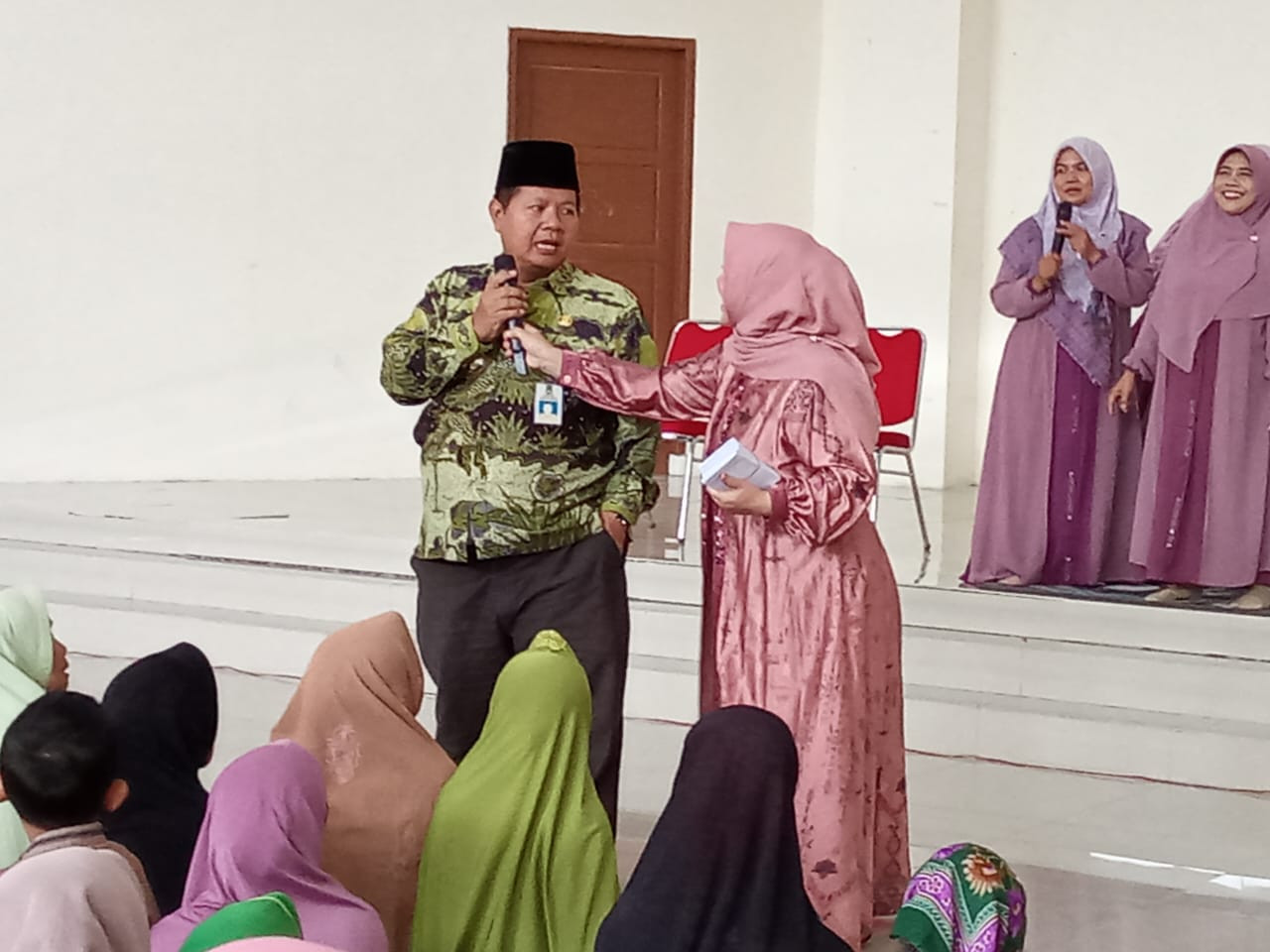 Jelang Idulfitri, Camat Tambun Utara Kembali Salurkan Santunan, Zakat, dan Sodaqoh Kepada Warga