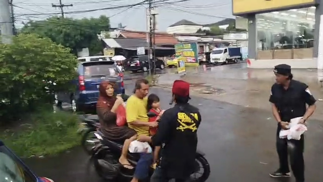 Walau Diguyur Hujan, AOB Bersama Gempa Tetap Semangat Bagikan Takjil di Mustikajaya