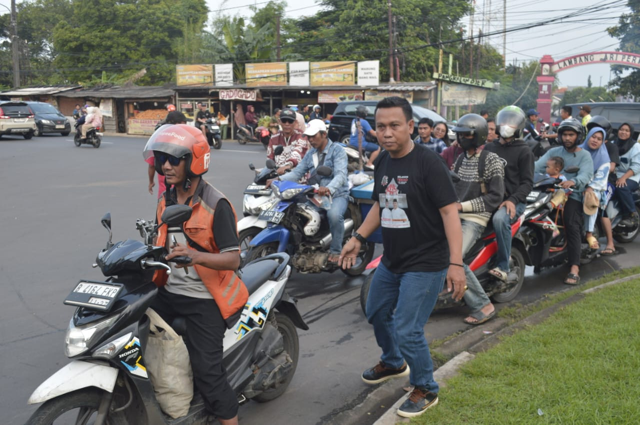 Aliansi Ormas Bekasi Bagikan Takjil Gratis Kepada Pengguna Jalan di Desa Lambangsari
