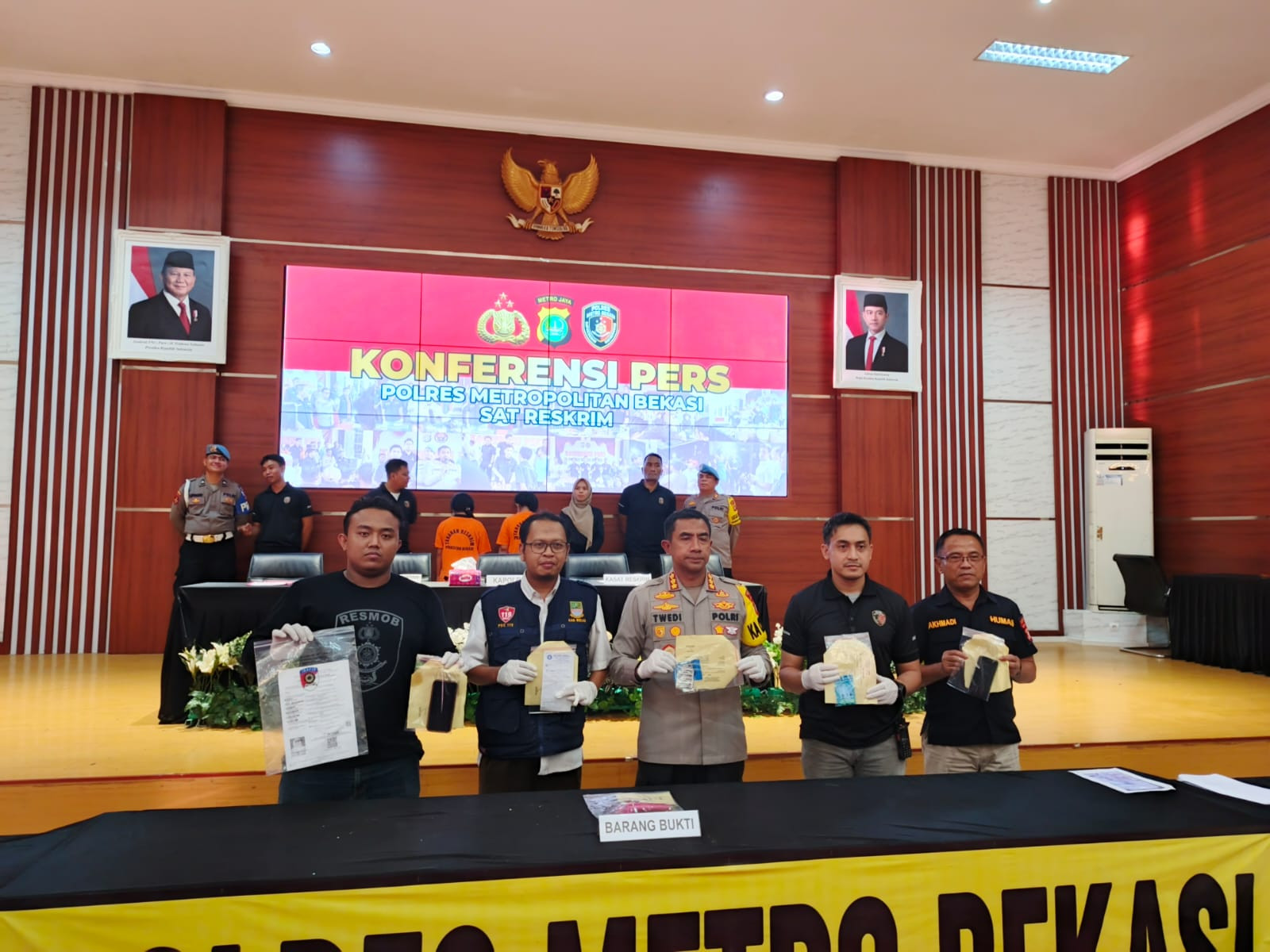 Polres Metro Bekasi Bekuk Dua Pelaku Penjual Obat Aborsi