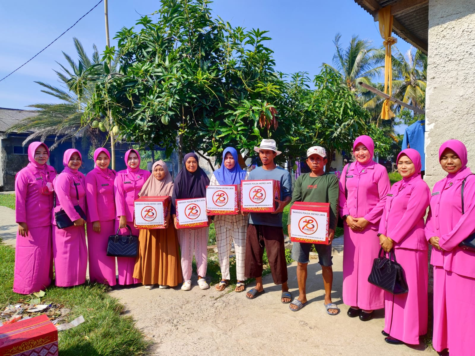 Hari Bhayangkara ke -78, Polres Metro Bekasi Bersama Polsek Muaragembong Laksanakan Bakti Sosial di Pantai Mekar