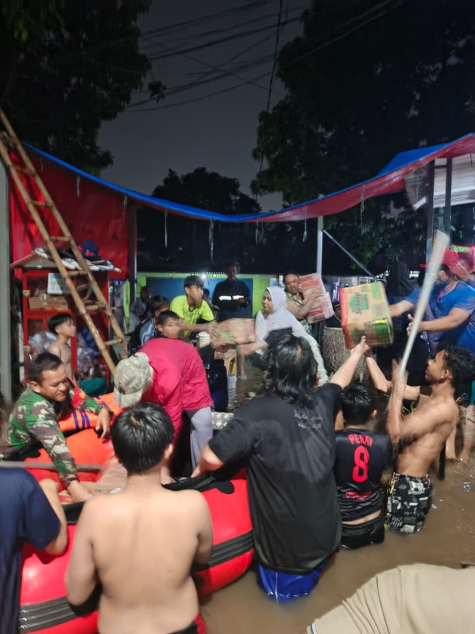 Banjir Rendam Tambun Selatan, Seribu KK Terdampak—Pemdes Mekarsari Bergerak Evakuasi Warga