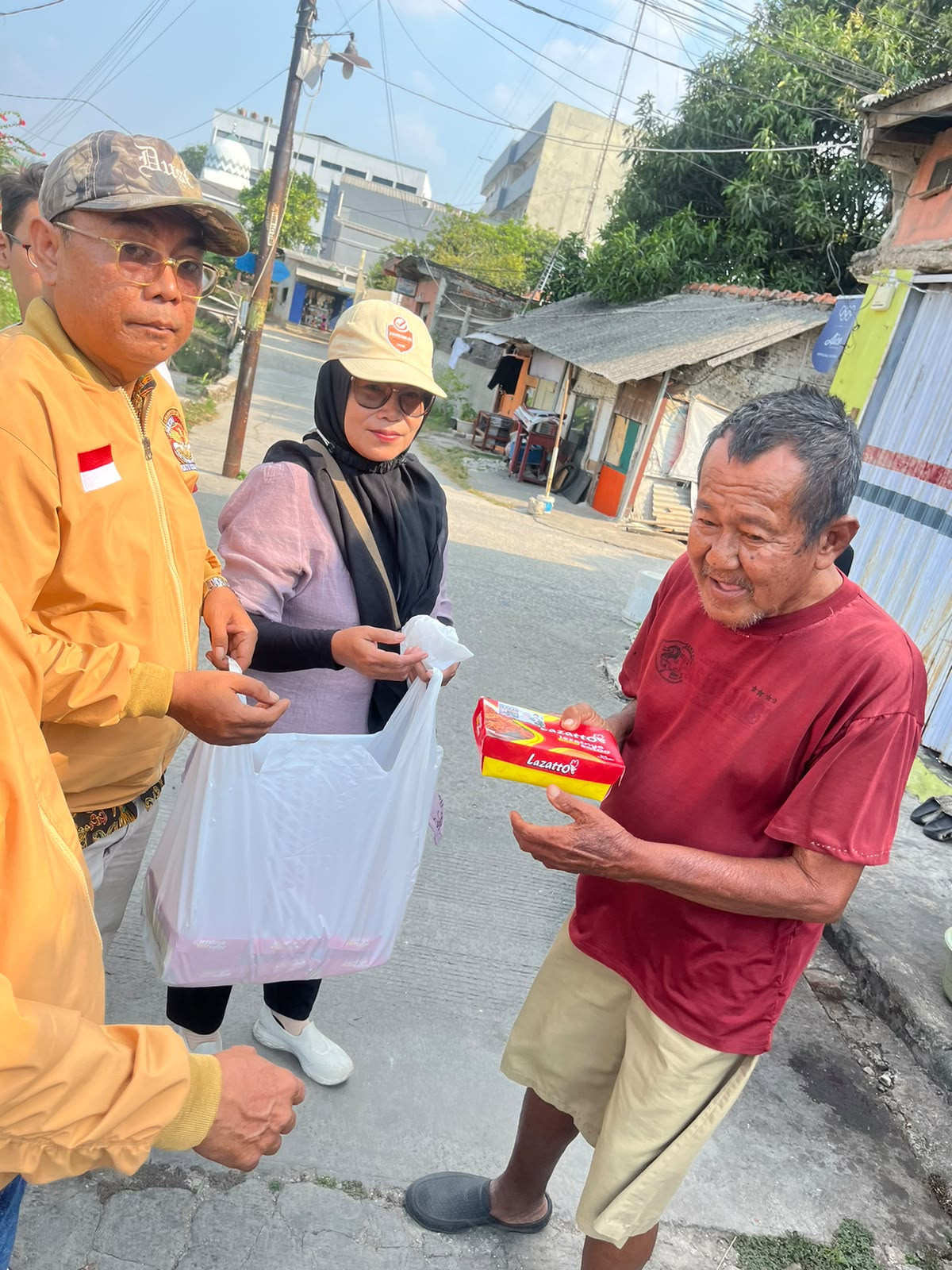 Jumat Berkah Gerindra Tambun Selatan Kembali Hadir, Warga Mekarsari Terima Ratusan Paket Makanan dan Susu