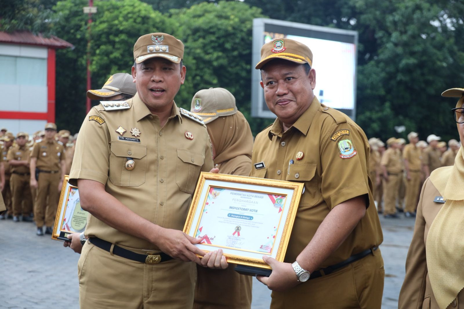 Wali Kota Bekasi Pimpin Apel Pagi, Perkuat Komitmen Kinerja ASN dan Serahkan Beragam Penghargaan