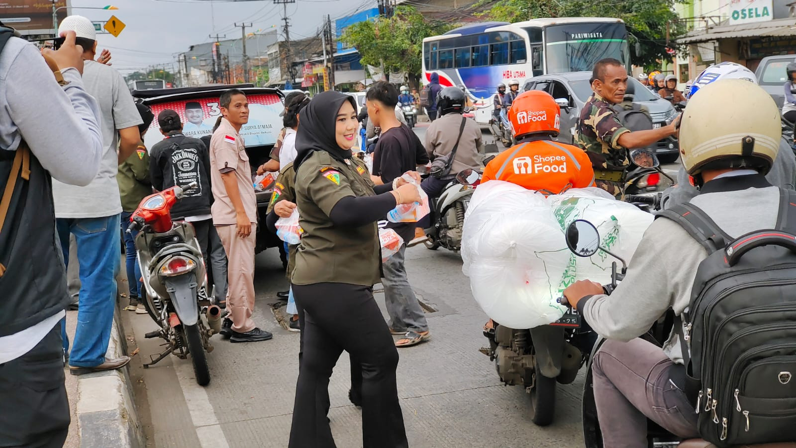 Aliansi Ormas Bekasi Bersama Pejuang Siliwangi Bagikan 200 Boks Takjil di Depan Museum Gedung Juang'45