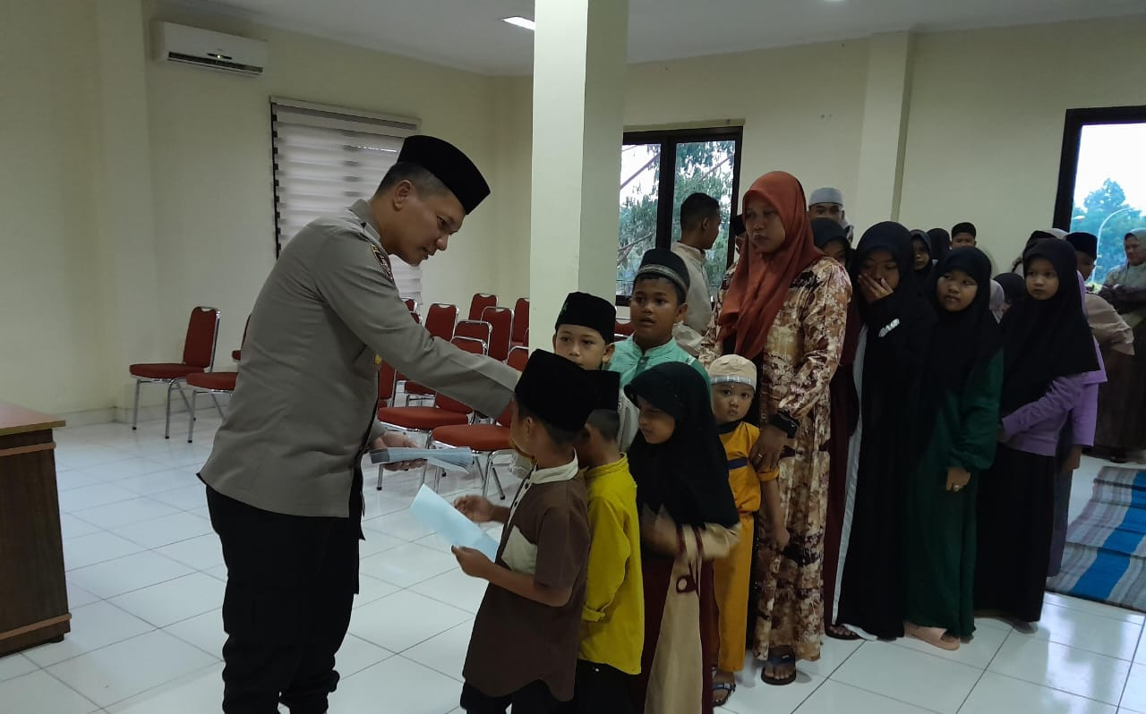 Kapolsek Cikarang Pusat Berbagi Kasih Bersama Yatim Piatu