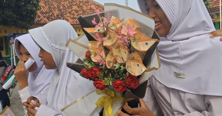Haru dan Penuh Kebanggaan, SDN Telaga Murni 02 Cikarang Barat Lepas 72 Siswa Berprestasi ke Jenjang Pendidikan Berikutnya