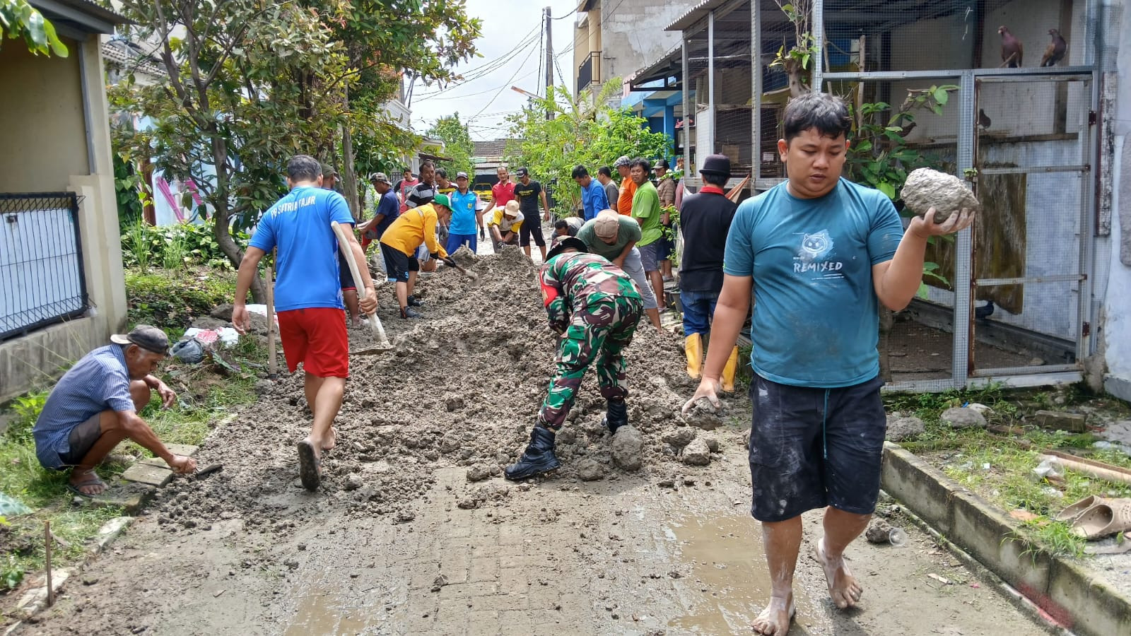 Wujud Kemanunggalan TNI-Rakyat, Koramil 01/Tambun Lakukan Karya Bakti di Perum GSP
