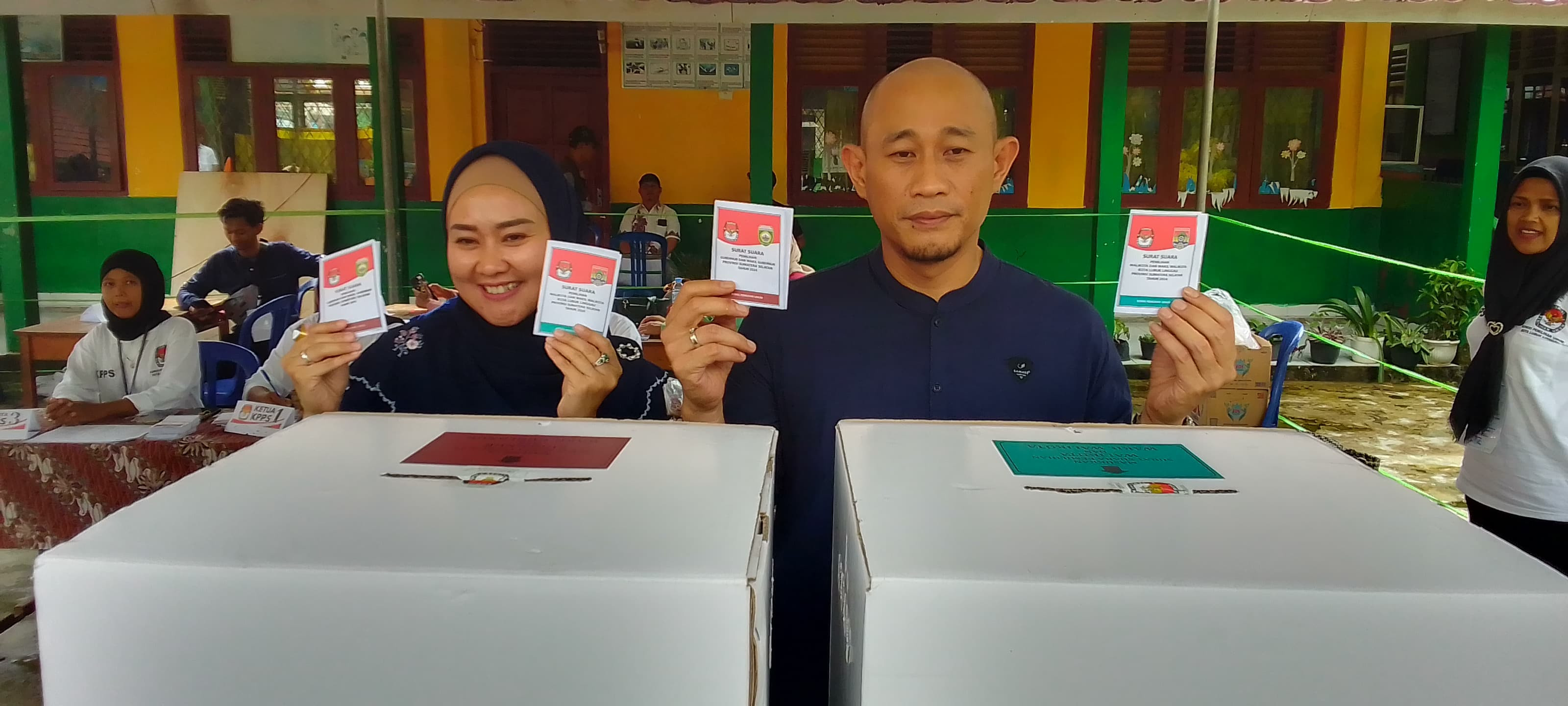 Rachmat Hidayat dan Istri Salurkan Hak Suara di TPS 01: Optimisme dan Harapan untuk Lubuklinggau