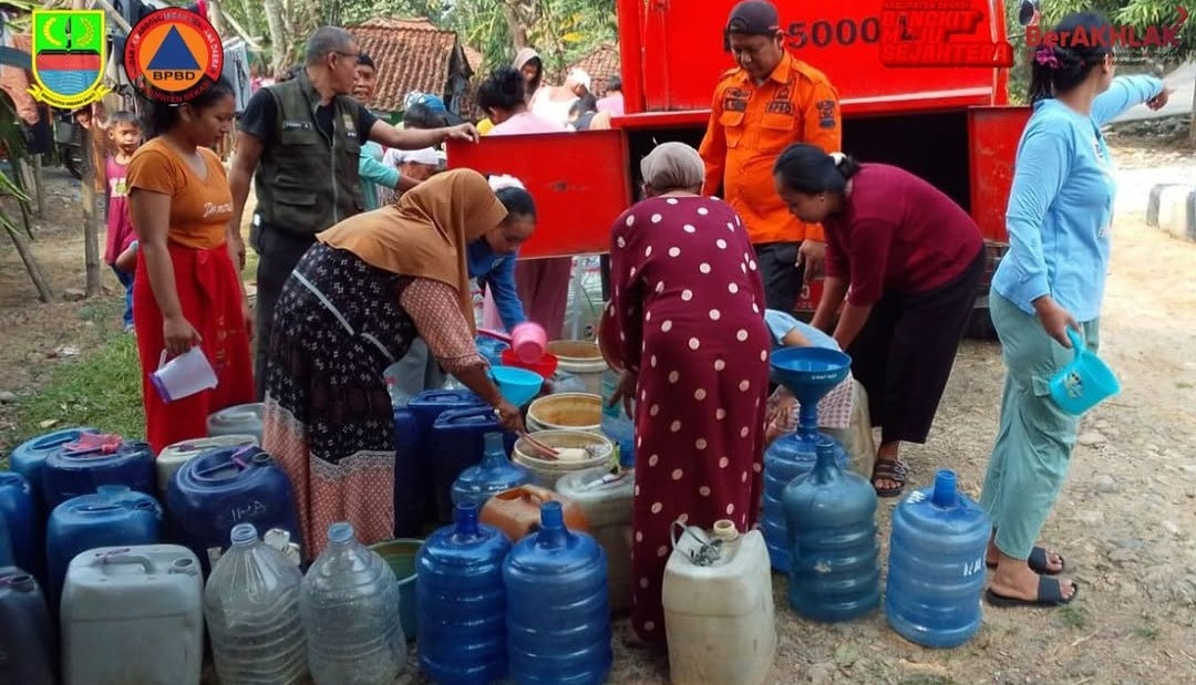 BPBD Kabupaten Bekasi Salurkan 10.000 Liter Air Bersih, 843 Warga Ridogalih Terdampak Kekeringan Terbantu