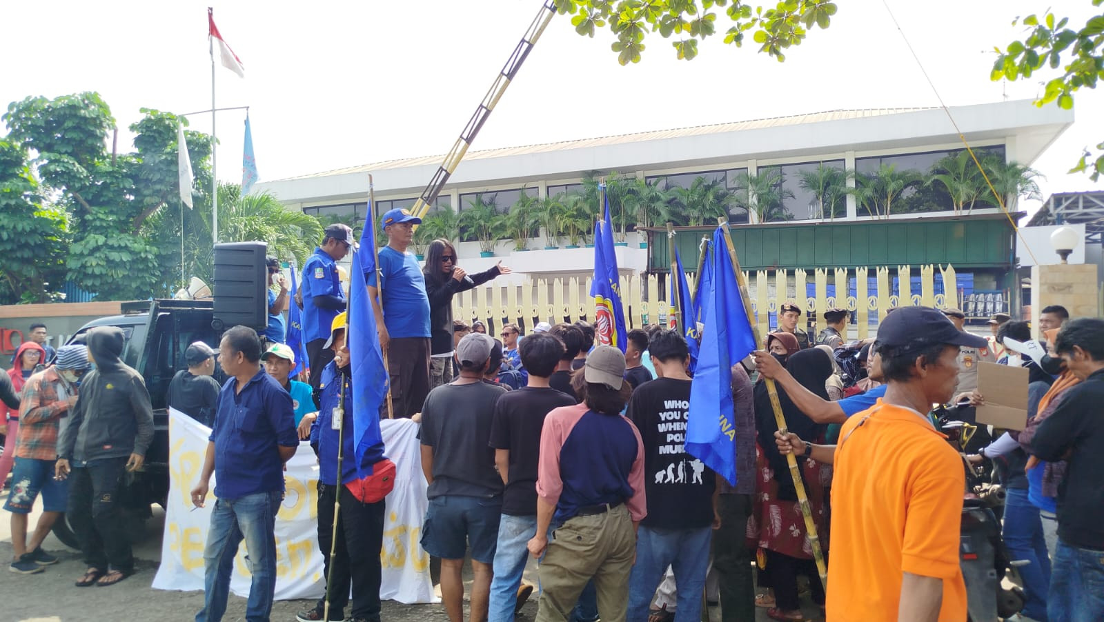 Karang Taruna Unit 05 Jatimulya Demo Perusahaan, Aksi Sempat Ricuh Akibat Blokade Gerbang