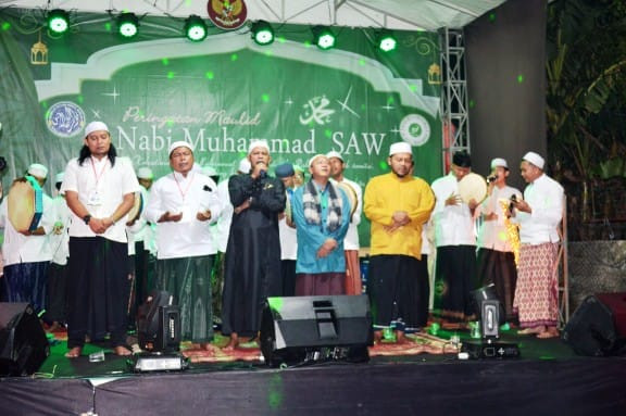 Meneladani Rasul, Merawat Kebersamaan: Warga Kampung Bulu Peringati Maulid Nabi dengan Khidmat