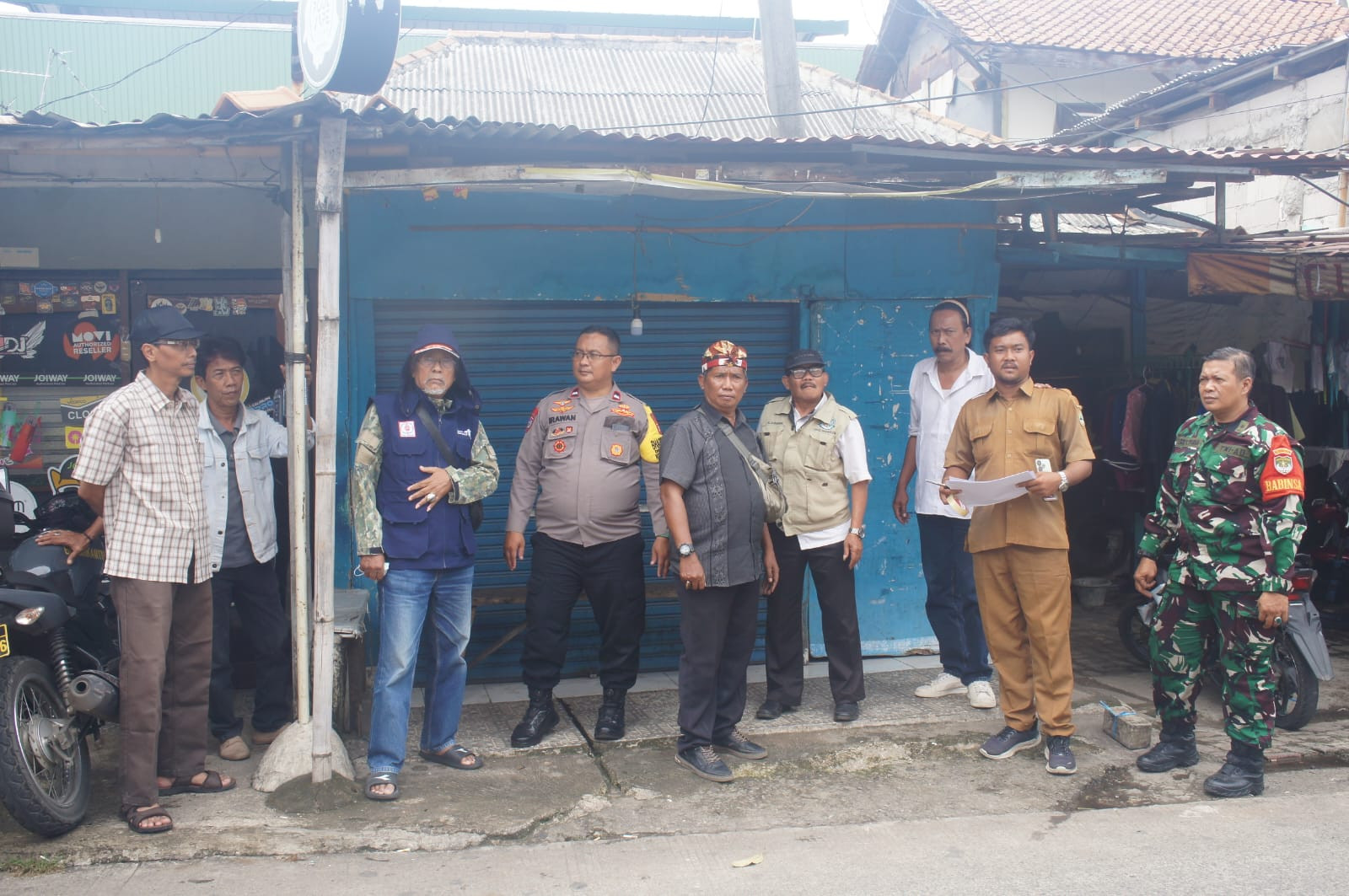 Pemdes Setiadama Bersama Bhabinsa, Bimaspol dan Tokoh Pemuda Gerebek Toko Penjual Obat Type G Berkedok Konter Pulsa