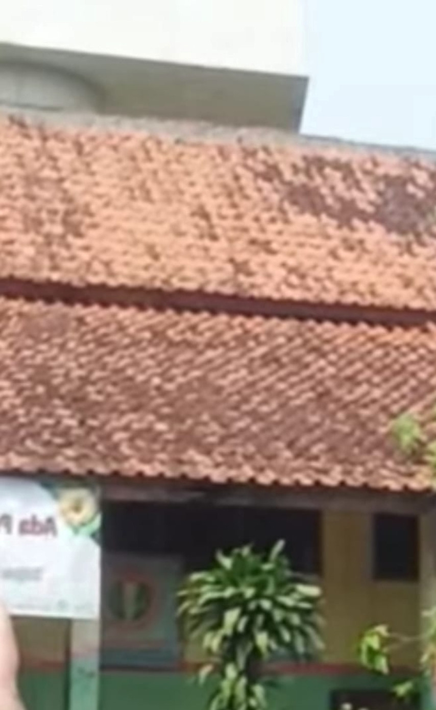 Tiang Tol Belah Sekolah, SDN Burangkeng 04 Tak Layak Belajar — Pemerintah dan Waskita Harus Segera Relokasi!