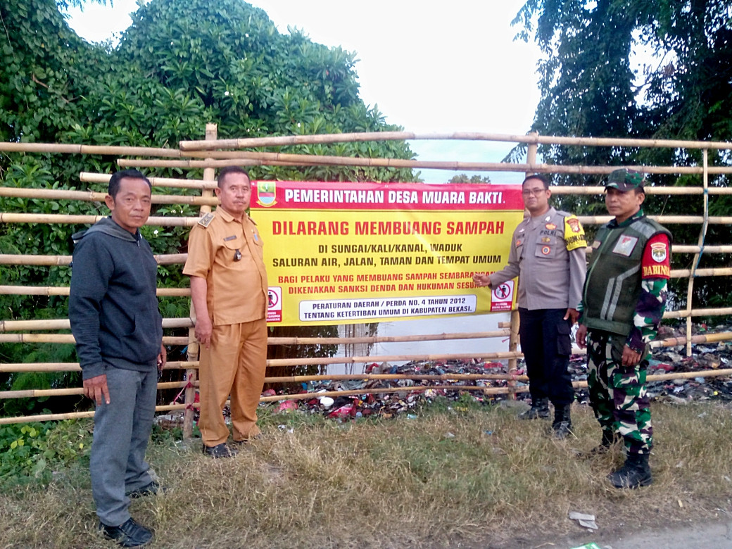 Warga Seenaknya Buang Sampah di Pinggir Jalan, Pemdes Muarabakti Langsung Pasang Pagar dan Spanduk Larangan