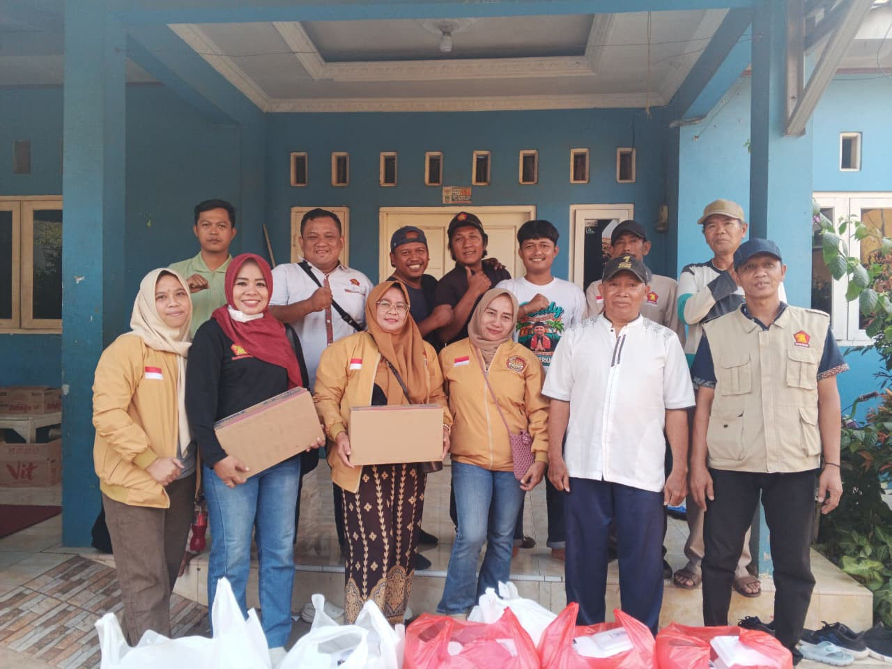 Jumat Berkah, Gerindra Sumberjaya dan Relawan Bang Dullah Bagikan 150 Nasi Box kepada Warga