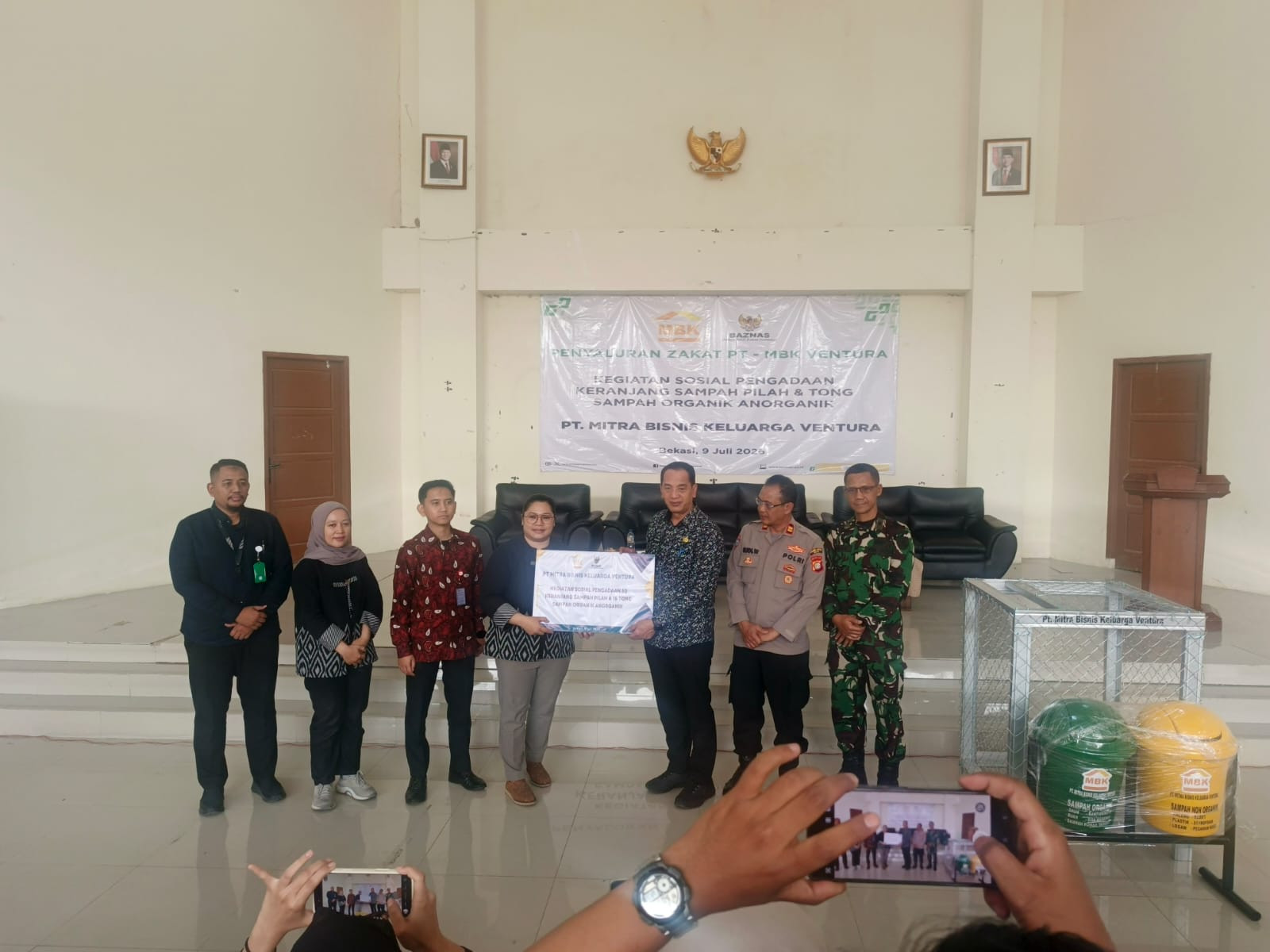 PT MBK Ventura Salurkan Zakat dan Tempat Sampah Pilah, Gandeng OJK Edukasi Literasi Keuangan di Tambun Utara