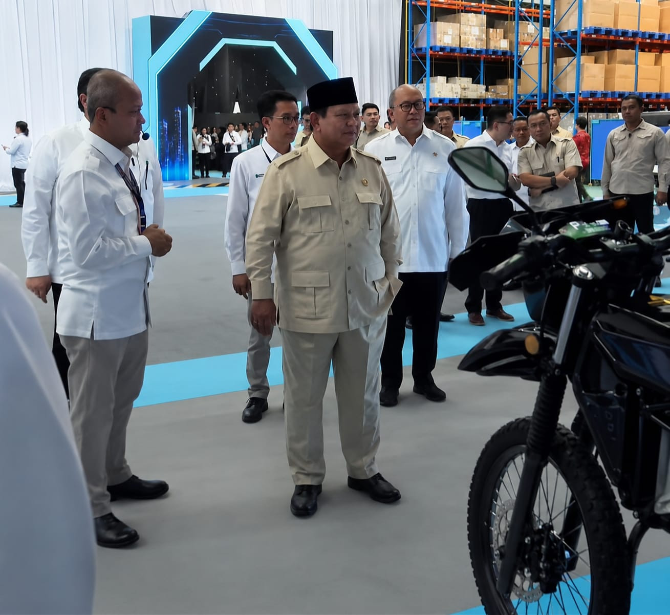 Prabowo Resmikan Ekosistem Motor Listrik Nasional di Cikarang, Dorong Industri Dalam Negeri Naik Kelas