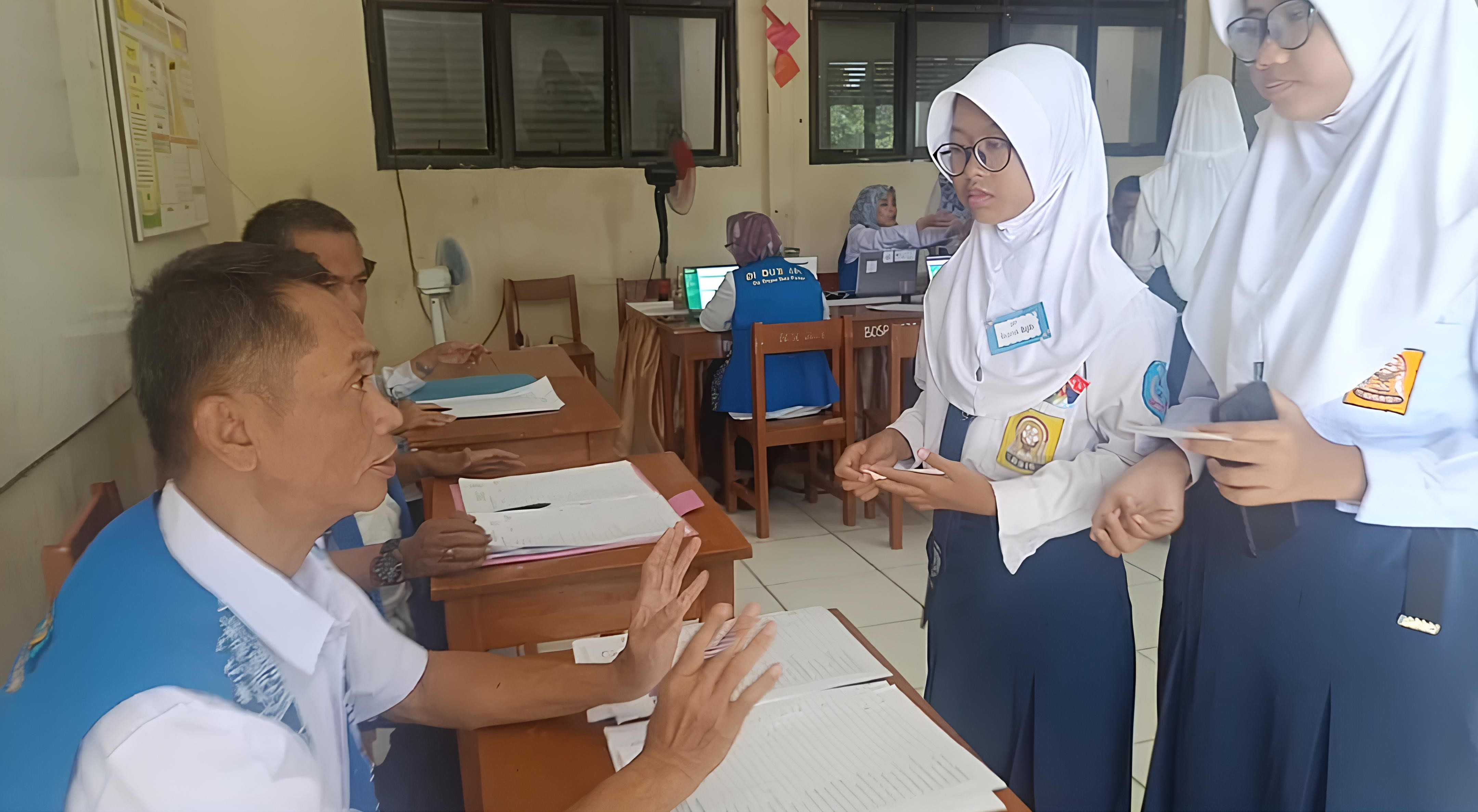 Disdukcapil Kabupaten Bekasi Gelar Pengecekan Golongan Darah di SMPN 8 Cibitung, Siswa Antusias Ikuti Layanan Jemput Bola