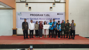 PLN Salurkan Lima Gerobak Motor Listrik untuk UMKM di Desa Lambangsari